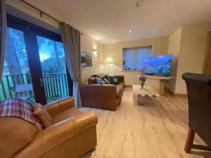 彭里斯Lake District romantic get away in 1 acre gardens off M6的客厅配有两张沙发和一台电视