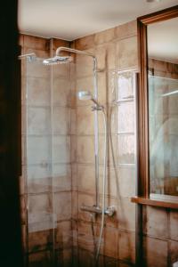 PoboledaHostal Restaurant Mussons Vins的浴室里设有玻璃门淋浴