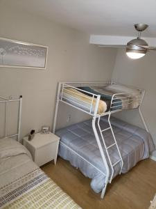 瓜达拉哈拉Apartamento Turistico La Cañada的一间卧室配有两张双层床和一盏灯。