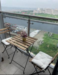 马尼拉Condotel-Shore 2 Residences MOA的美景阳台配有桌椅