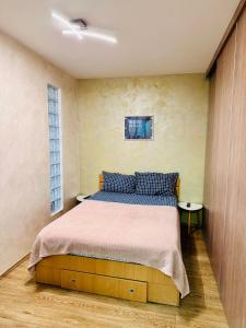 Popeşti-LeordeniConfort City Residence的一间卧室配有一张带蓝色枕头的床