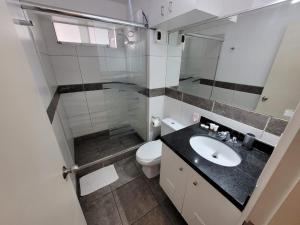 利马Espacio Luxury Apartments - Calle Independencia, Miraflores的一间带水槽、卫生间和镜子的浴室