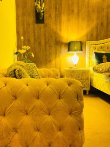 伊斯兰堡Viceroy Royal Hotel Apartment Islamabad的一间卧室配有一张床和一张带台灯的桌子