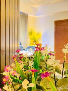 伊斯兰堡Viceroy Royal Hotel Apartment Islamabad的坐在房间里一束鲜花