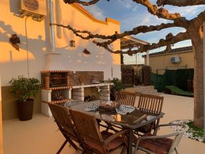 代尔特布雷Casa Enric 2的庭院配有桌椅和壁炉。