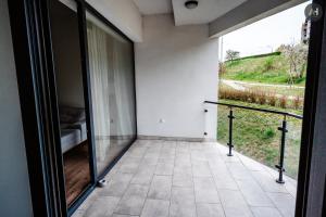科希策AH Herberia的客房设有一个享有田野美景的阳台。