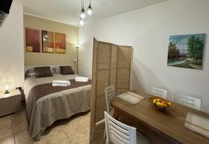 Santa Maria del MoliseB&B I Mulini的一间卧室配有一张床、一张桌子和一张带一碗水果的桌子。