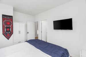 西雅图Dreamfyre's Ancient Dragon Horn Sweet Suite的白色卧室配有床和平面电视