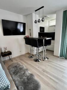 奥格斯堡Lilis Apartment mit Balkon的客厅配有桌子和沙发