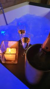 萨萨里Villa Malvasio Retreat & Spa的一张桌子,上面放着两杯酒和蜡烛