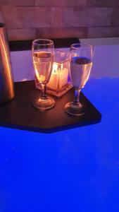 萨萨里Villa Malvasio Retreat & Spa的桌上的两杯酒和蜡烛