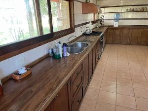 蓬塔因迪奥casa de campo的厨房配有木制台面和水槽