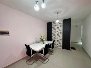 VianaRemarkable 3-Bed Apartment in Viana的一间配备有白色桌椅的用餐室