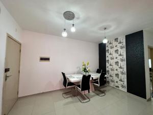 VianaRemarkable 3-Bed Apartment in Viana的一间带桌椅的用餐室