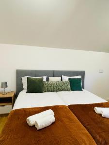 丰沙尔Cozy House的一间卧室配有一张大床和毛巾
