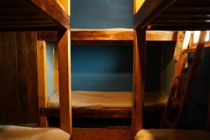 门多萨RefuAlsina的蓝色墙壁的客房内设有两张双层床。