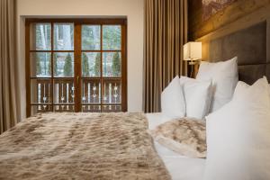 锡纳亚Chalet Royal的一间卧室设有一张大床和一个窗户。