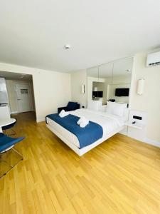 巴统Elegance Sea Views Apartments in Orbi City BATUMI的一间大卧室,配有一张大床和一张书桌