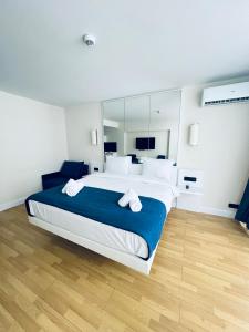 巴统Elegance Sea Views Apartments in Orbi City BATUMI的一间卧室配有一张大床和大镜子