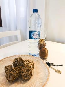 萨尔雷Boavista Beach Apartment的桌子上带绳子的盘子和一瓶水