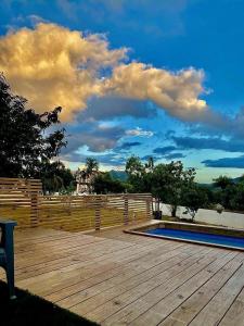VillalbaPARAISOS DE GABRIELA的一个带围栏和游泳池的木甲板