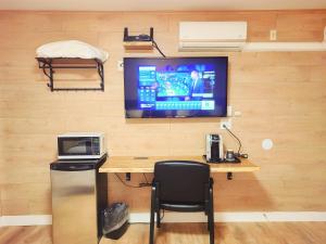 纳奈莫港口之灯汽车旅馆的客房设有书桌和墙上的电视