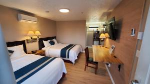 纳奈莫港口之灯汽车旅馆的酒店客房配有两张床和一张书桌