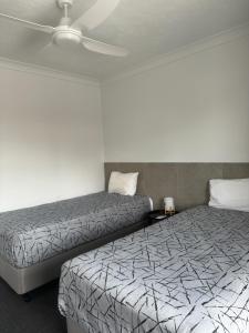 朗里奇朗里奇汽车旅馆 的客房设有两张床和吊扇。
