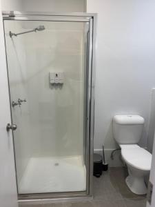 朗里奇朗里奇汽车旅馆 的带淋浴和卫生间的浴室