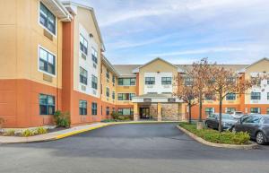 莫尔文Extended Stay America Select Suites - Philadelphia - Malvern - Great Valley的大楼前的停车场