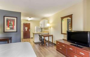 莫尔文Extended Stay America Select Suites - Philadelphia - Malvern - Great Valley的配有一张床和一台平面电视的酒店客房