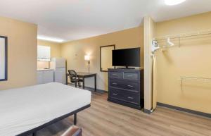 马里兰高地美国长住酒店 - 圣路易斯 - 西港 - 东拉克兰路公寓式酒店的客房设有一张床和一台平面电视。