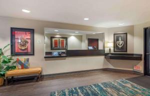 莱尔Extended Stay America Select Suites - Chicago - Lisle的大堂设有等候区,配有长凳和镜子