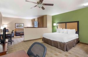 莱尔Extended Stay America Select Suites - Chicago - Lisle的大型酒店客房,配有一张床和一张书桌