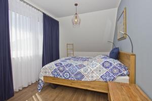 布雷格Ferienhaus Luna Haus - Terrasse, Garten, Sauna的一间卧室配有一张带蓝色和白色被子的床