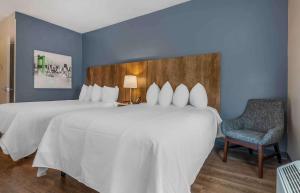 奥蒙德海滩Extended Stay America Premier Suites - Daytona Beach - Ormond Beach的酒店客房带一张大床和一把椅子