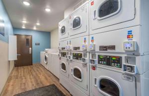拜勒姆Extended Stay America Select Suites - Jackson - South的洗衣房配有四台壁挂式洗衣机