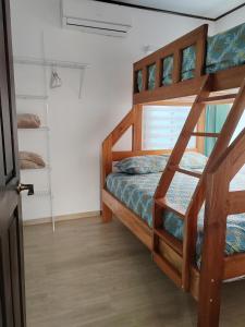 拉克鲁斯Villas Brisas de Soley的一间卧室配有带梯子的双层床