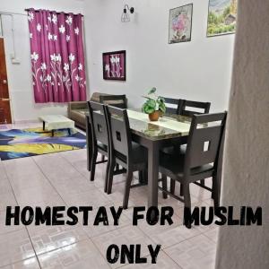 Nibung TebalRizki Homestay的一间带桌椅的用餐室