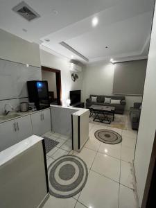 Abḩur al Janūbīyahشقة بغرفتين نوم وصالة بالمحمدية的一间设有厨房和客厅的客房