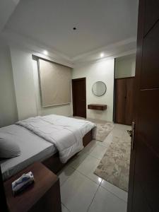 Abḩur al Janūbīyahشقة بغرفتين نوم وصالة بالمحمدية的一间卧室设有一张大床和一个窗户。