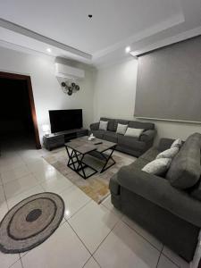 Abḩur al Janūbīyahشقة بغرفتين نوم وصالة بالمحمدية的客厅配有沙发和桌子