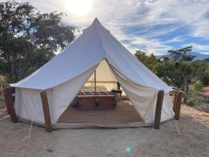 El SargentoGlamping 3 Idiomas的白色帐篷,配有一张床