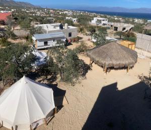 El SargentoGlamping 3 Idiomas的享有海滩空中美景,设有帐篷和大楼