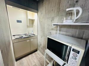 横滨yokohama paradise101的带微波炉和水槽的小厨房