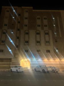 Al ‘AwālīCoov AlAnbarya的两辆汽车晚上停在大楼前