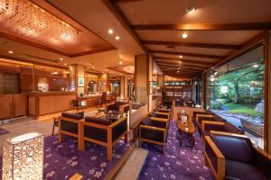 下吕市水凤园日式旅馆的餐厅配有桌椅