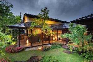 下吕市水凤园日式旅馆的一座带木甲板和庭院的房子