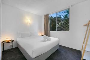 Oceanfront 3-Bed with Beautiful Views in Burleigh客房内的一张或多张床位