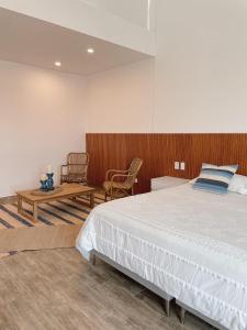 帕拉卡斯Casa Z Paracas的一间卧室设有一张大床和木墙